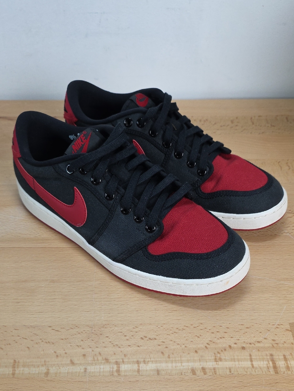 Nike Black and Red Low-Top Skate Sneakers 9.5